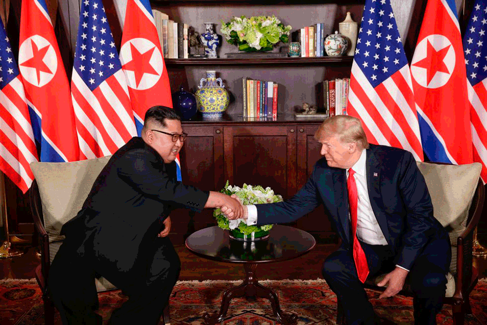 Saludo encogido de Kim Jong-Un