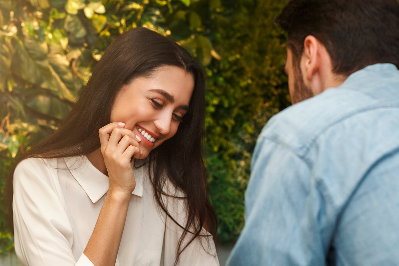 Gestos que indican que le gustas a una mujer